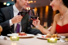 Thú chơi xa xỉ của người giàu: uống rượu vang và hút xì gà